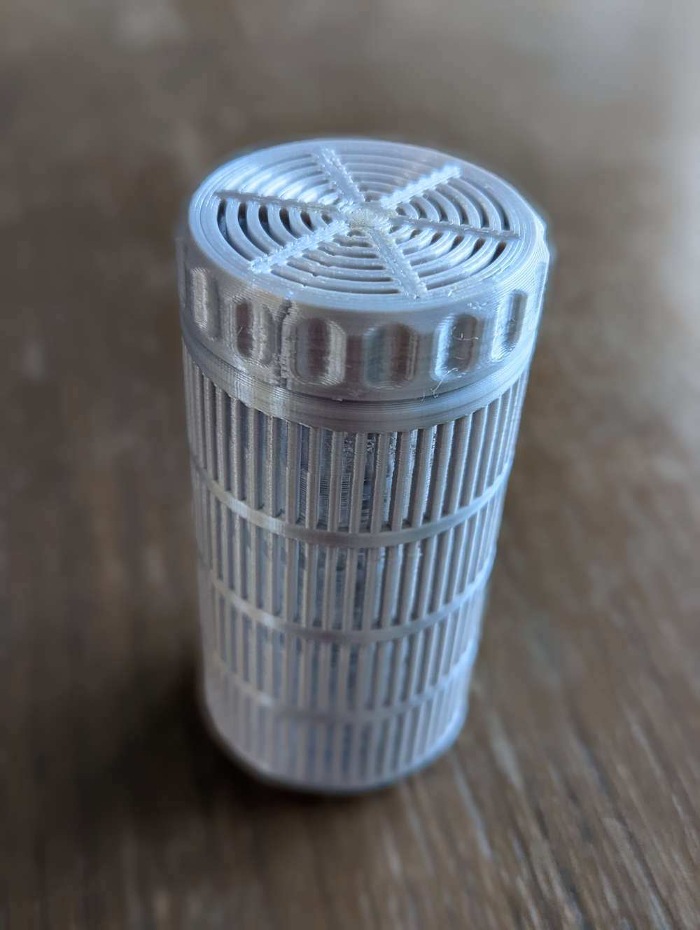 A cylindrical desiccant container